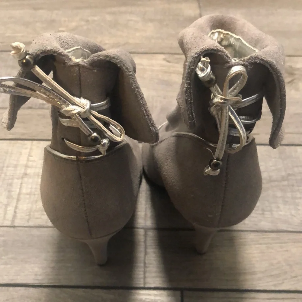 NOW!! Leather upper gray heeled booties with silver lining piping and bow